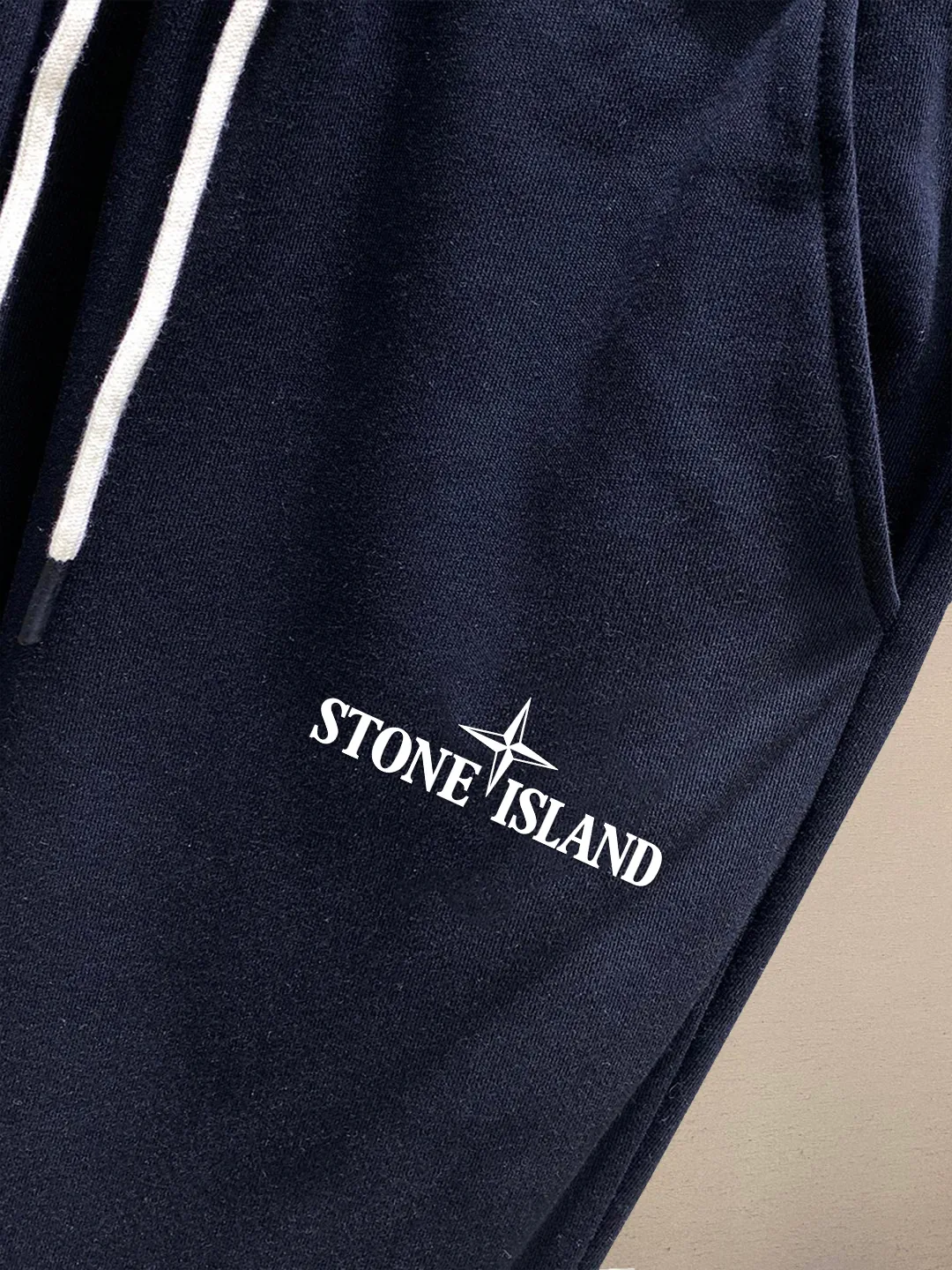 P230 🌟🌟 Stone Island Casual Shorts # Pure cotton fish scale bottom fabric The fabric is made of 10S single yarn + 16S double yarn; the top layer uses 10S single yarn to ensure the surface texture, and the bottom layer uses 16S double yarn to increase strength. The surface single yarn is thicker, providing better strength and wear resistance, and is suitable as a support structure for the surface layer. Two-ply threads are stronger, resist pilling, and are often used in base layers to enhance fabric durability. # Mid-waist vertical sports pants style. Loose trousers are not limited to body and leg shapes, and are tolerant and have a strong vertical effect; they are attached to mid-waist straight shorts. Connect the middle pleats and side pockets of the trousers to increase the slack in the trouser legs and facilitate storage of items. The back waist dart directly connects to the single pocket teeth. The corners of the trousers are hand-finished and the elasticity is adjusted by a drawstring. Size: S-XL